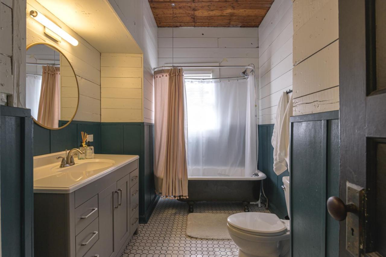 Restored 1930S Uptown Bungalow 2 Min. To Magnolia Waco Dış mekan fotoğraf